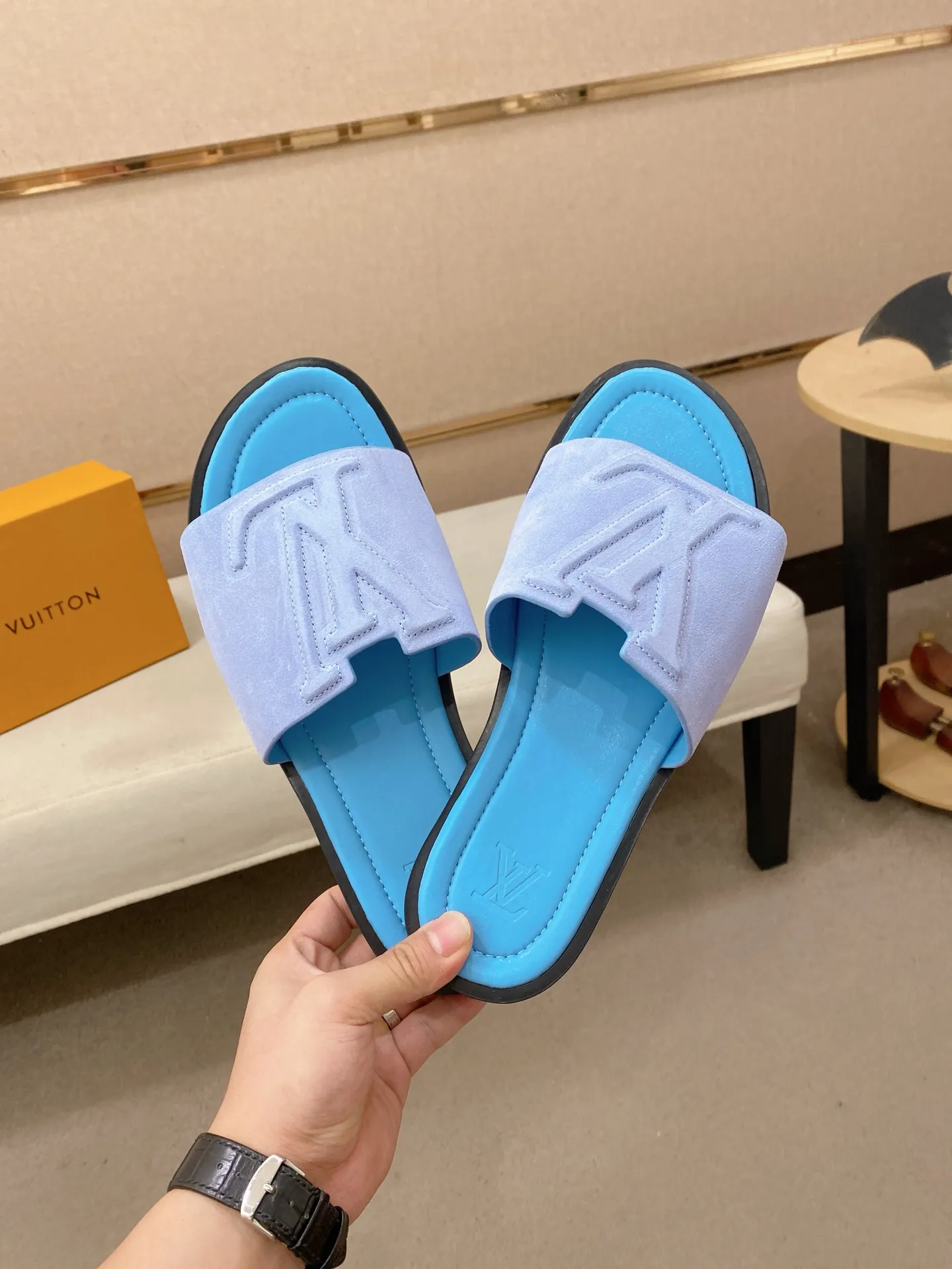 Men's shoes 💰: 340💰Made by LV🔍Top purchasing agents. Men's spring and summer slippers are available at the same counter. The uppers are imported cowhide from Italy, with logo graphics and high-quality craftsmanship. Soles: original soles specially provided by the original factory. Exclusive movable molded soles are super comfortable. Original goods follow orders. 🔍🔍High quality. You can enter and exit the counter at will. Welcome to compare. Size 38-44. Can be customized45